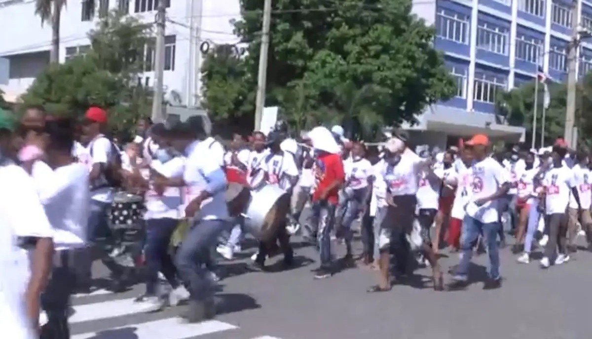 Multitud marcha contra sistema privado pensiones R. Dominicana