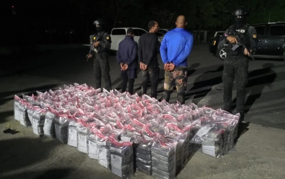 Ocupan 806 paquetes de coca&iacute;na y apresan a tres en lancha r&aacute;pida