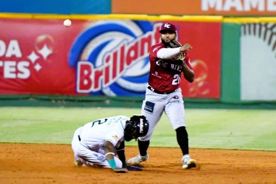 Gigantes ganan por segunda noche corrida para mejorar sus posibilidades de clasificar