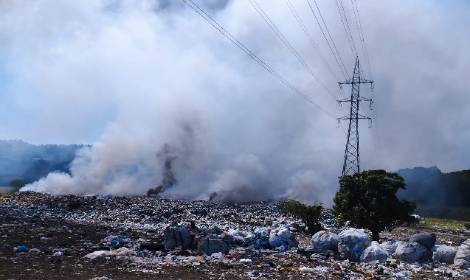 Incendio vertedero San Cristóbal causa daños en una amplia zona