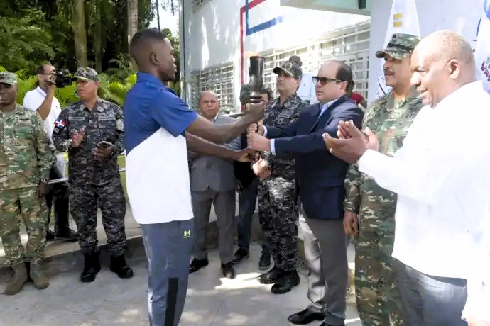 Ministerio de Deportes recibe la antorcha de los Juegos Deportivos Militares y Policiales