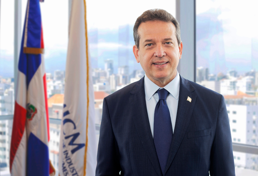 El ministro de industria y comercio anuncia
