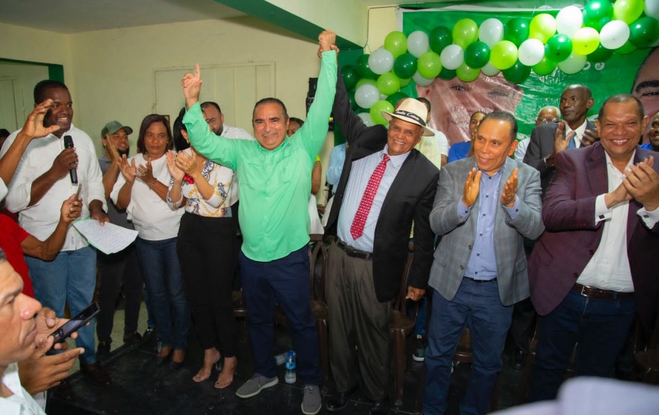 V&iacute;ctor Pav&oacute;n dice Carlos Guzm&aacute;n y LF aseguran victorias con renuncias masivas de perreme&iacute;stas en SDN