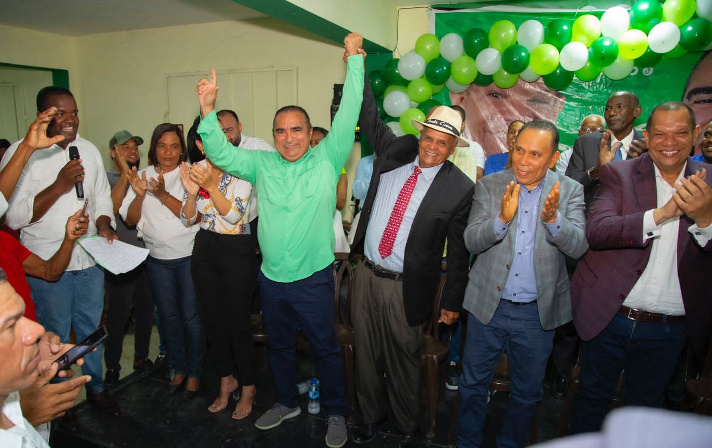 V&iacute;ctor Pav&oacute;n dice Carlos Guzm&aacute;n y LF aseguran victorias con renuncias masivas de perreme&iacute;stas en SDN