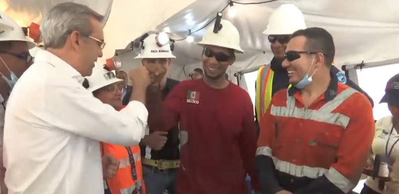 Rescatan trabajadores tras 10 d&iacute;as atrapados en mina Cerro Maim&oacute;n
