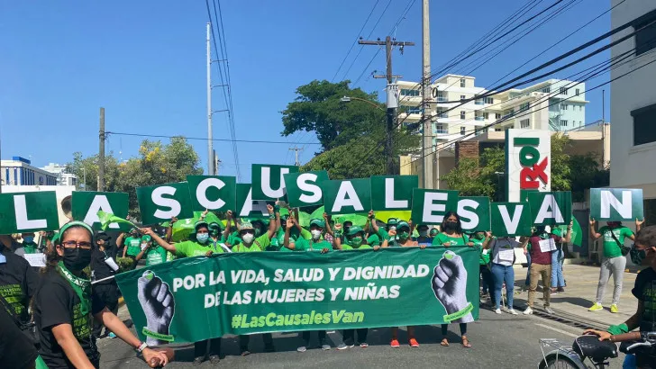 Decenas marchan por las tres causales con vestimenta verde 
