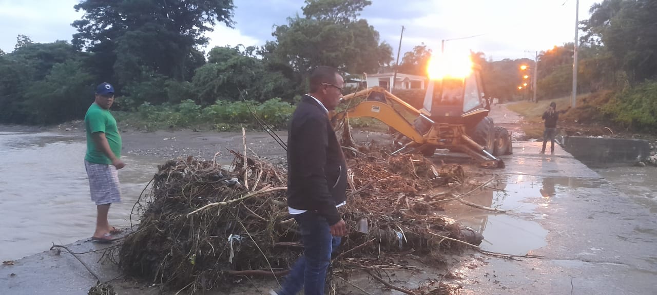 Fuertes aguaceros causan inundaciones entre el cibao y Santiago