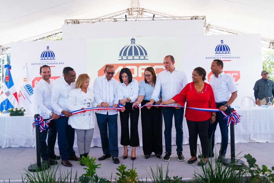 Primera dama inaugura obras prometidas por el presidente en Las Matas de Farfán