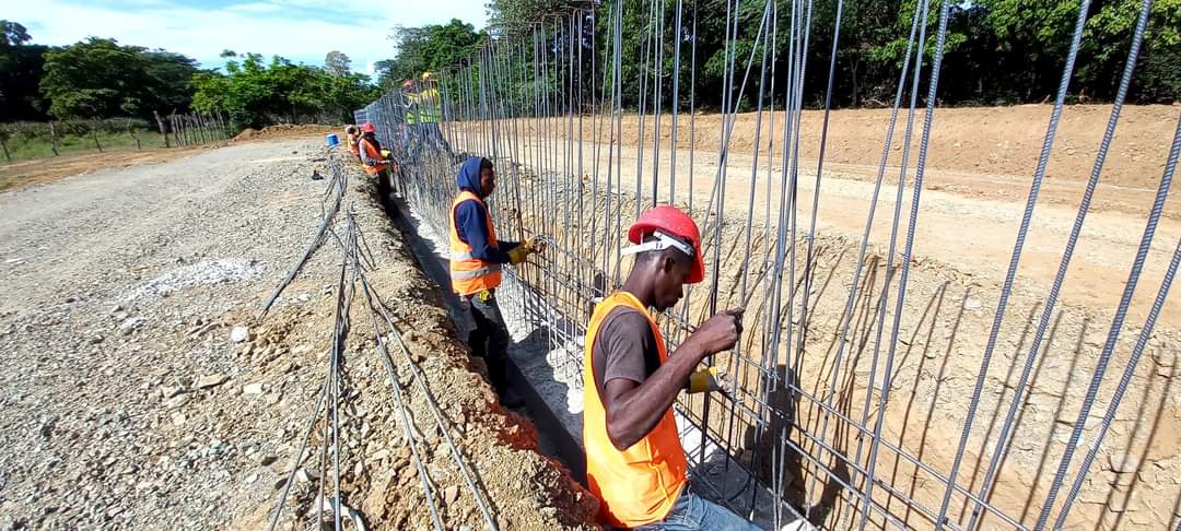 Denuncian dominicanos no son contratados en construcci&oacute;n de muro fronterizo y obras del gobierno en Dajab&oacute;n
