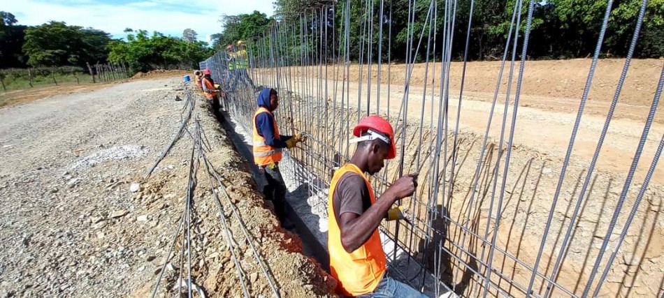 Denuncian dominicanos no son contratados en construcción de muro fronterizo y obras del gobierno en Dajabón