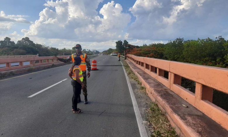 Se produce un asentamiento diferencial en carretera de Pont&oacute;n en La Vega