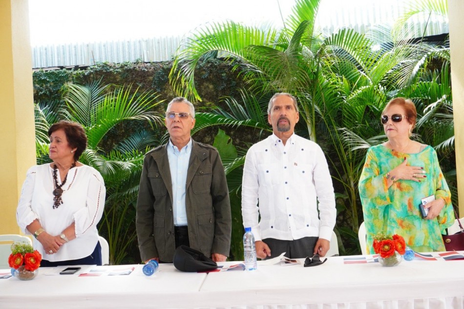 Manuel Jimenez deposita flor en el monumento Los palmeros 
