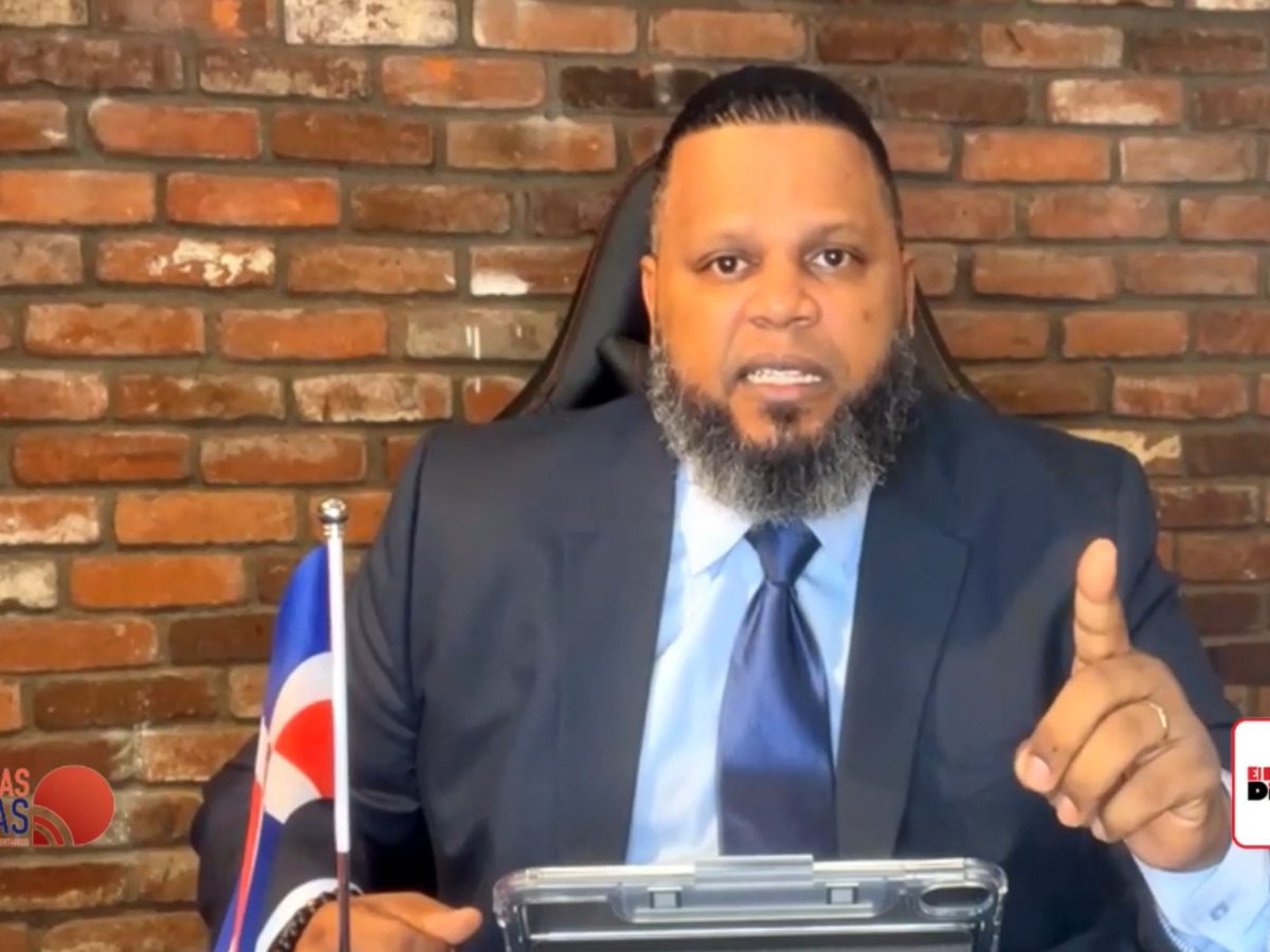 Comunicador Vladimir Henr&iacute;quez explica sobre la funci&oacute;n de Alexis Jimenez y Amado Diaz en la senaduria de Santo Domingo Este