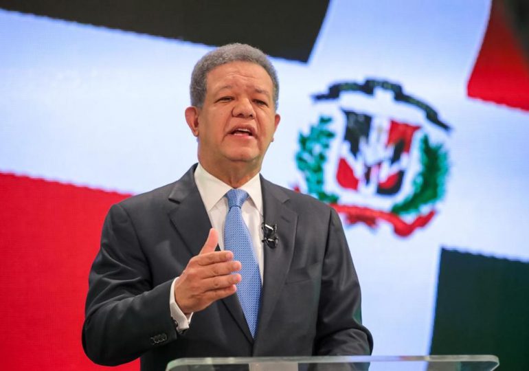 Leonel Fern&aacute;ndez  afirma entre los resultados positivos del virus Covid-19 hay que cuidarse