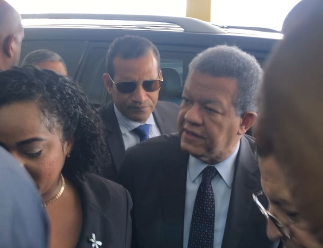 Leonel Fern&aacute;ndez llega a la JCE para depositar el padr&oacute;n actualizado de la FP