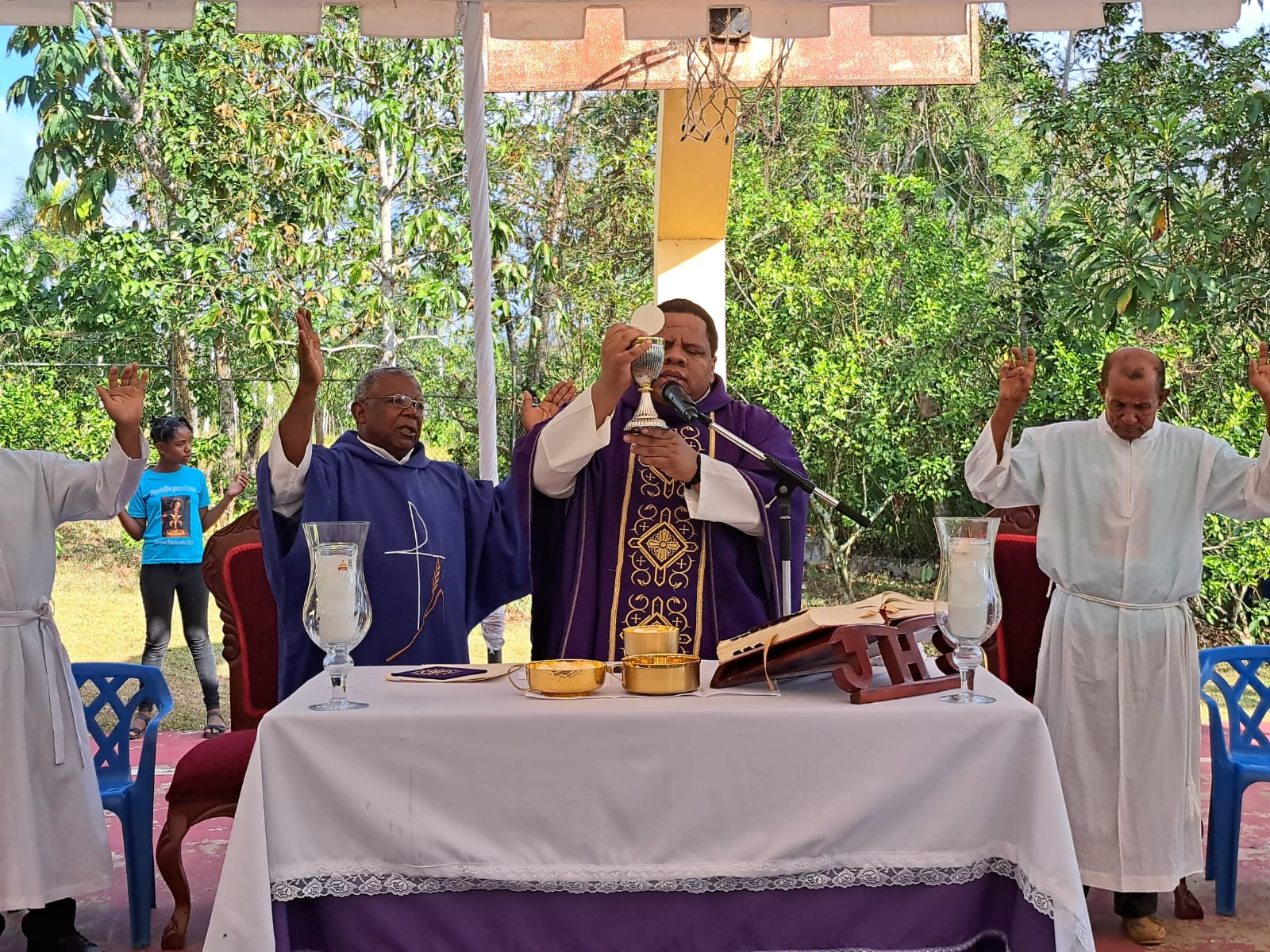 Sacerdote de Peralvillo afirma que Abinader ❝ tiene que dejar el mareo❞ y terminar las obras prometidas en ese municipio