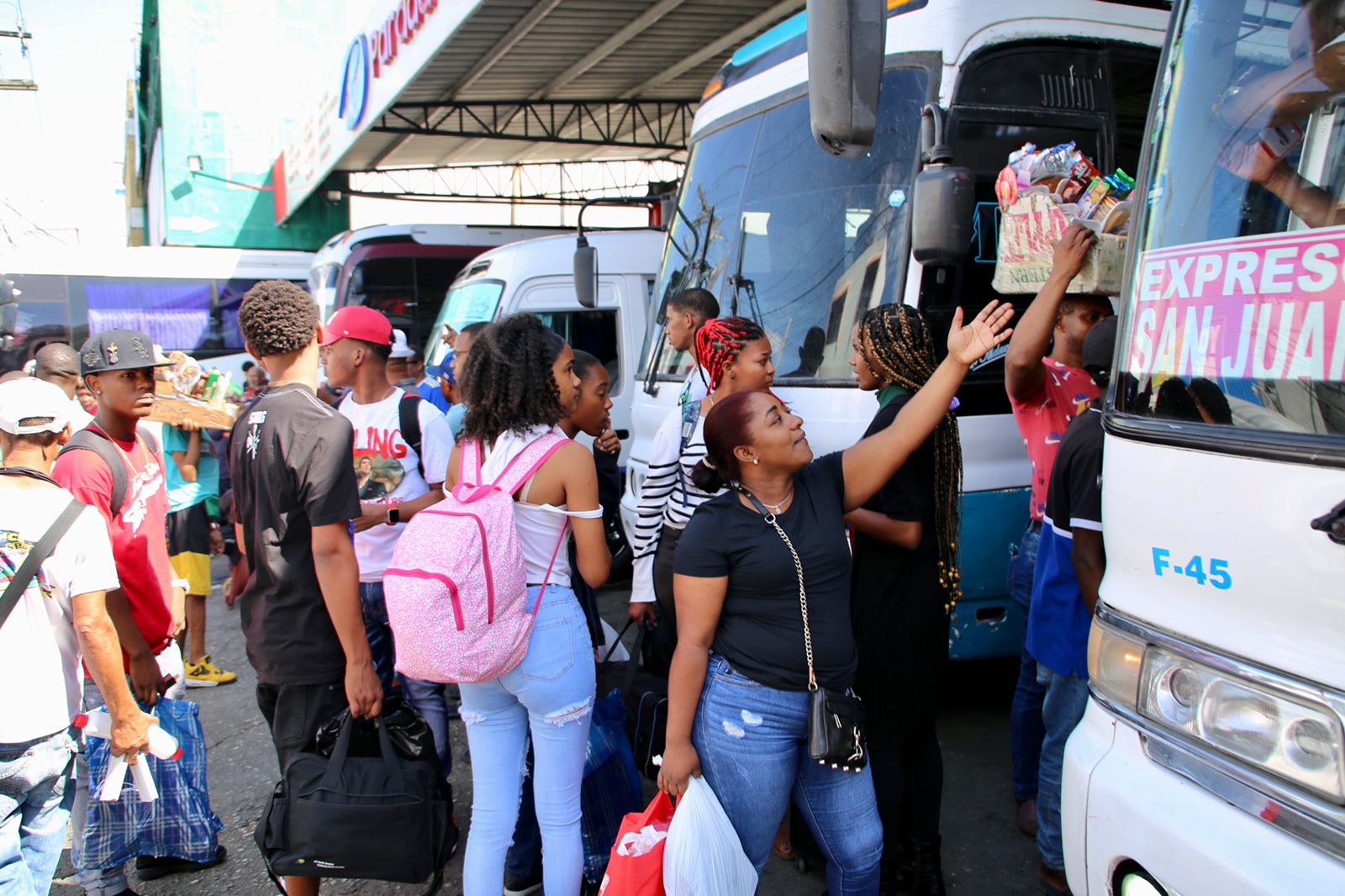 Miles viajan a los pueblos por asueto Semana Santa