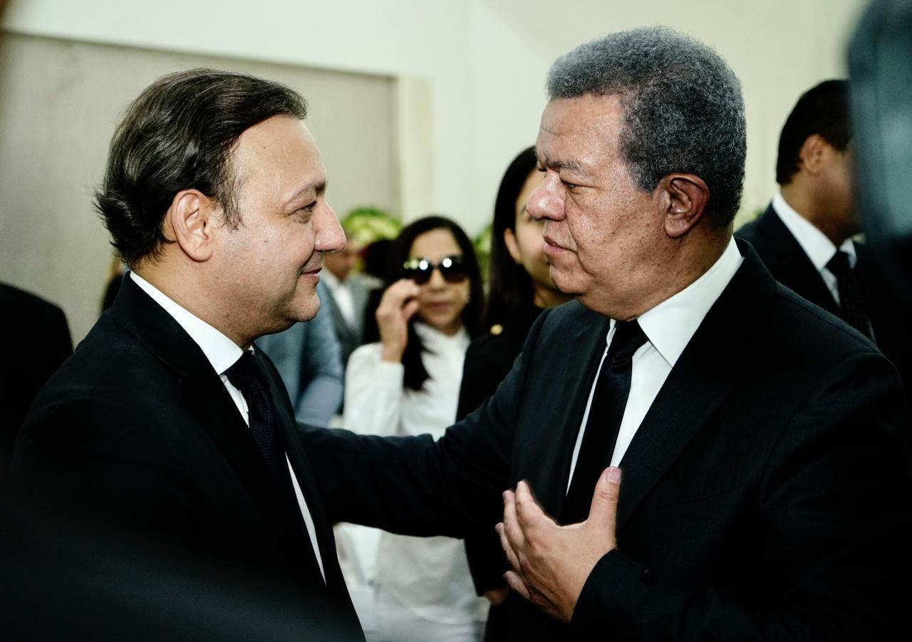 Fern&aacute;ndez acude a dar condolencias a Abel Mart&iacute;nez; este lo recibe llamdolo "Presidente"