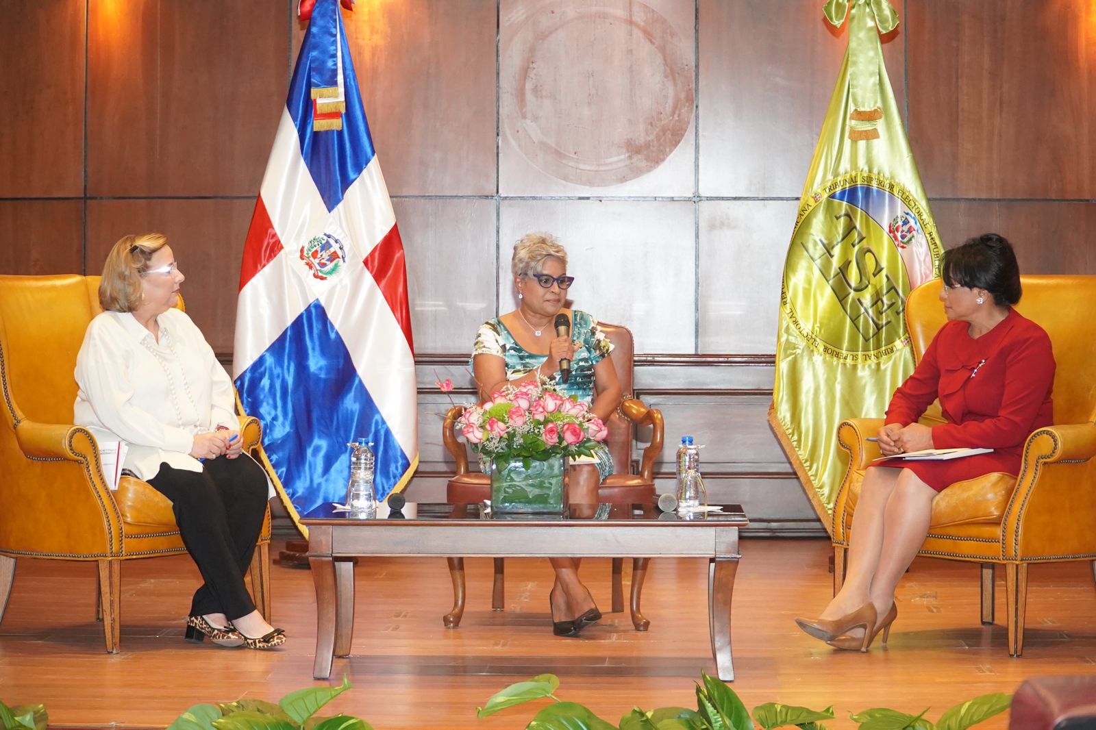 Tribunal Superior Electoral realiza el conversatorio sobre el voto de las mujeres dominicanas en  conmemoraci&oacute;n de los 81 aniversarios 