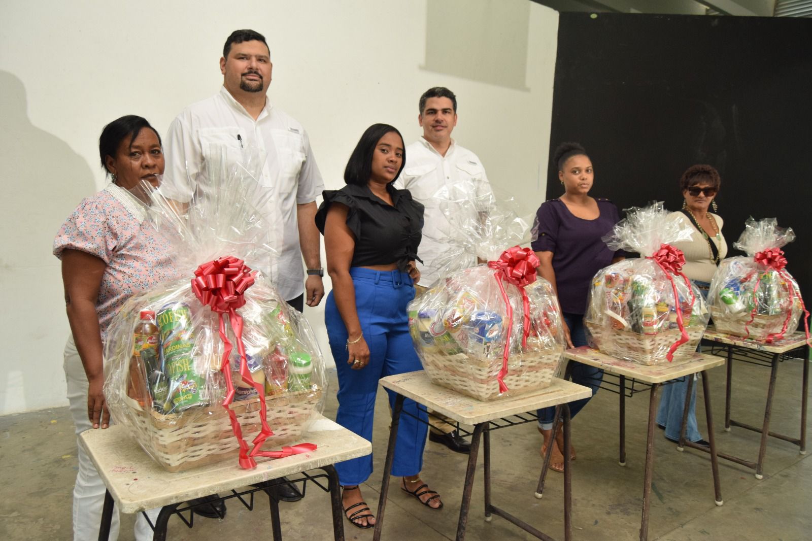 Fundaci&oacute;n Refidomsa entrega obsequios en Haina por motivo al D&iacute;a de las Madres