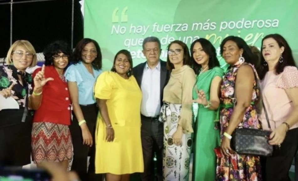 Leonel Fernández felicita a todas las madres dominicanas en su día