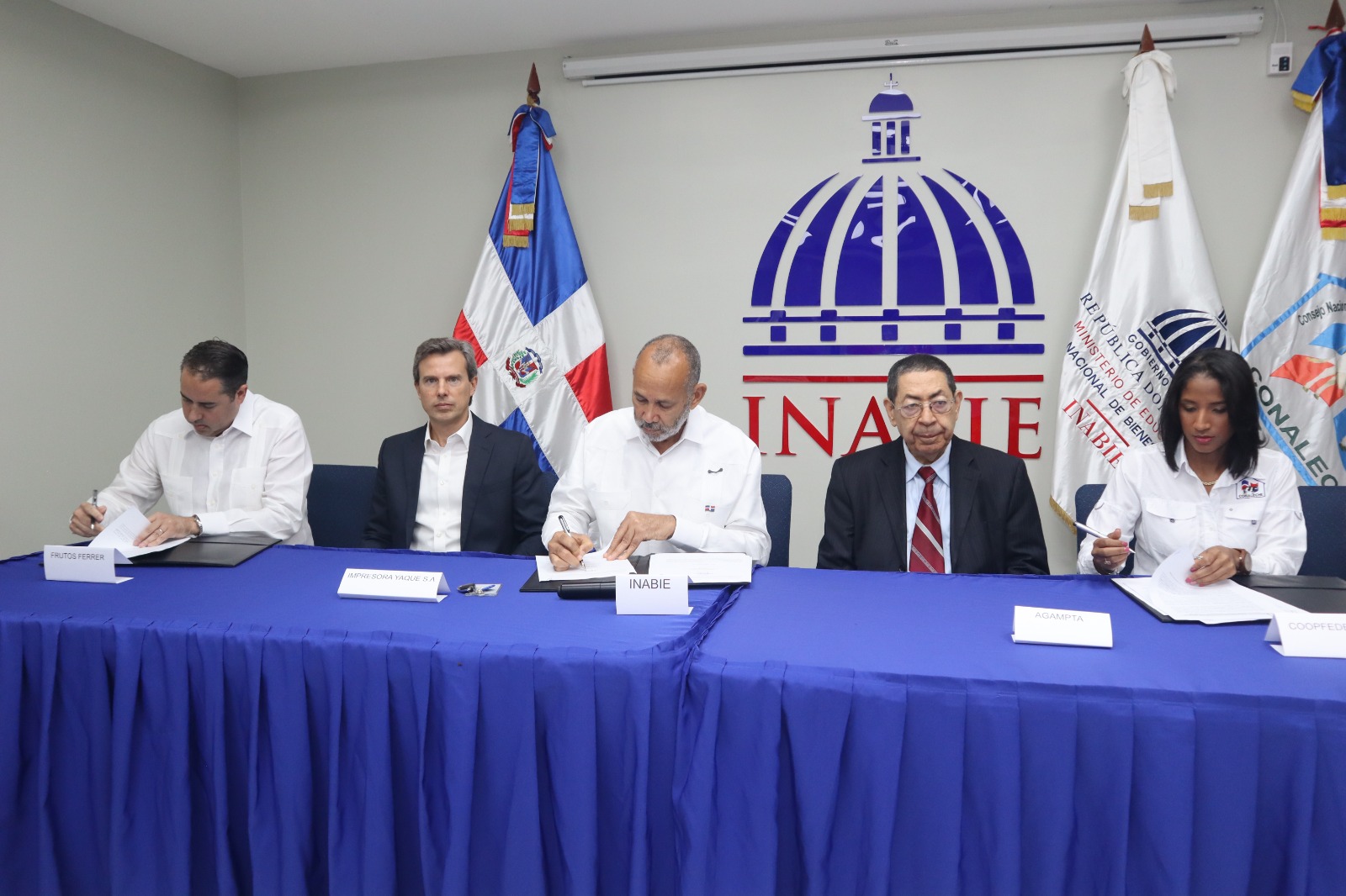 INABIE acuerda el reciclaje de las cajitas de leche