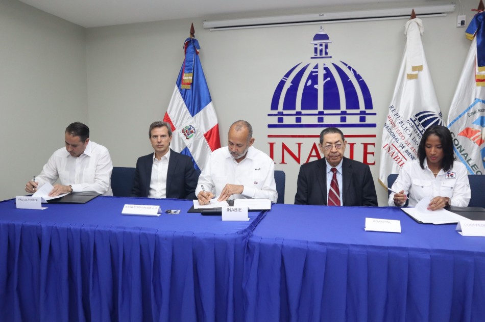INABIE acuerda el reciclaje de las cajitas de leche