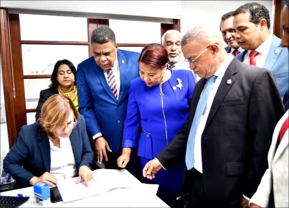 Diputados del PLD deposita el proyecto de ley elimina anticipo