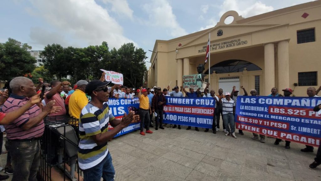 Productores de cebolla vuelve a protestar en demanda de pago RD$200 millones