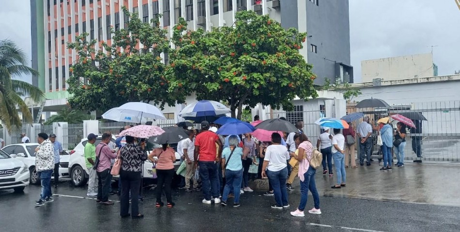 Bajo la lluvia exempleados del cea protestas por pagos de prestaciones