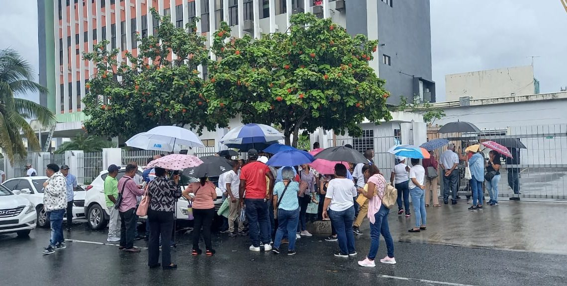 Bajo la lluvia exempleados del cea protestas por pagos de prestaciones