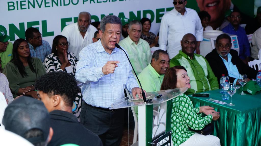 Leonel Fern&aacute;ndez asegura el pueblo dominicano no cree en el PRM; juramenta en FP dirigentes de esa organizaci&oacute;n