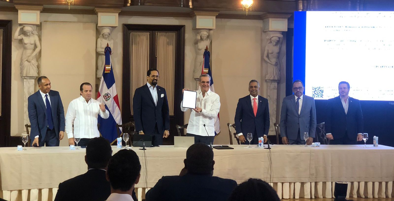 Abinader firma el 1er decreto de manera digital; anuncia portal &uacute;nico del sistema educativo