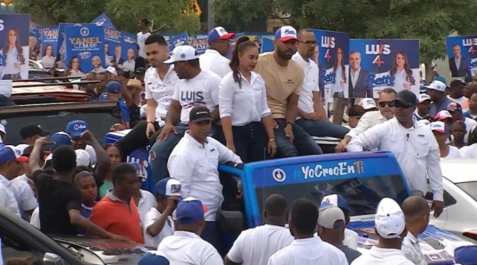 Precandidata Betty Ger&oacute;nimo realiza recorrido en SDN junto a simpatizantes 