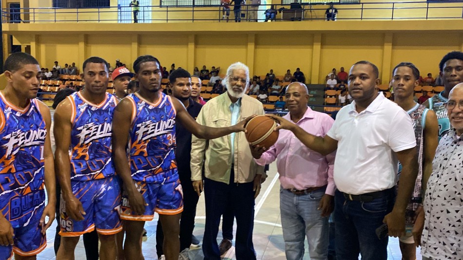 Juan Hubieres realiza aporte econ&oacute;mico al Torneo Superior de Baloncesto de Yamas&aacute;