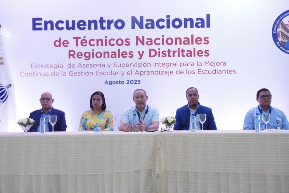 MINERD realiza encuentro con t&eacute;cnicos para socializar estrategia de gesti&oacute;n para centros educativos