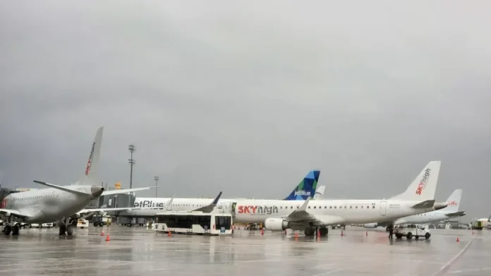 Cancelan seis vuelos en el AILA por paso de la tormenta Franklin sobre RD