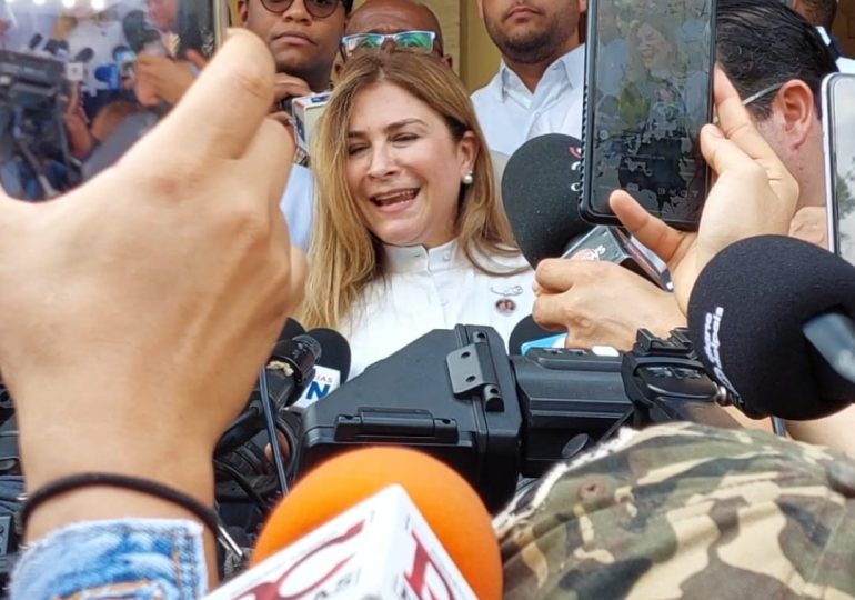 Carolina Mej&iacute;a ejerce su derecho al voto en las elecciones municipales
