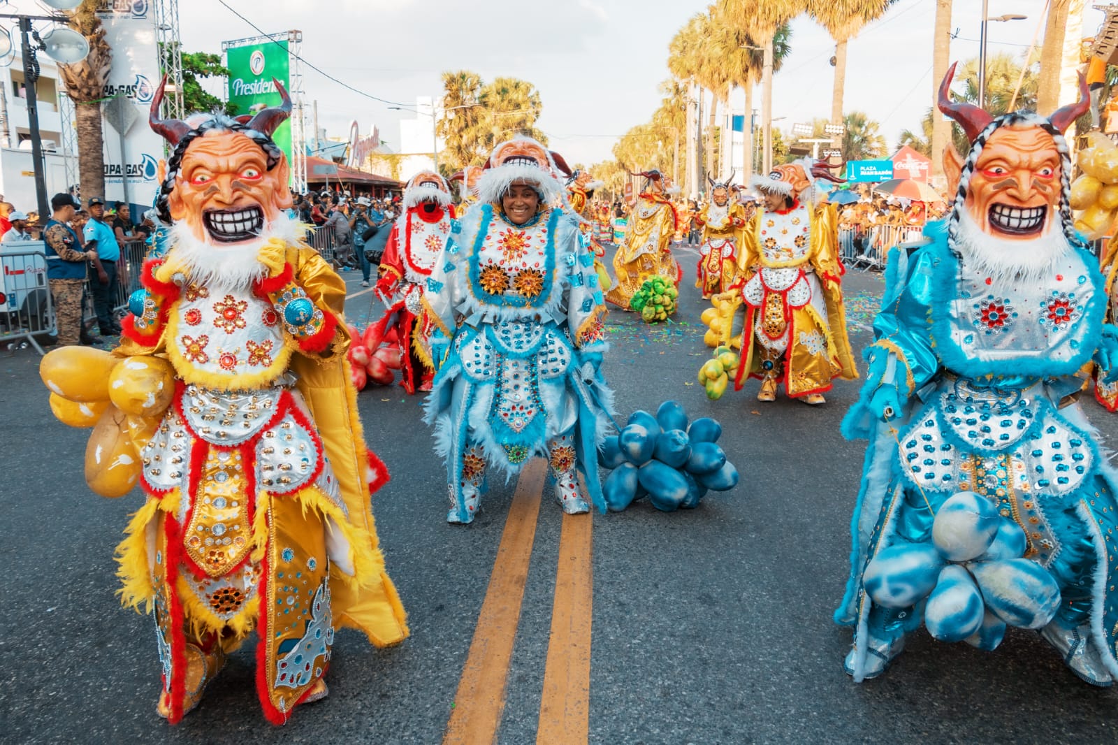 Celebran hoy carnaval de DN con m&aacute;s 80 comparsas y personajes