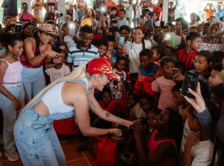 Karol G lleva regalos de navidad a ni&ntilde;os en la costa colombiana