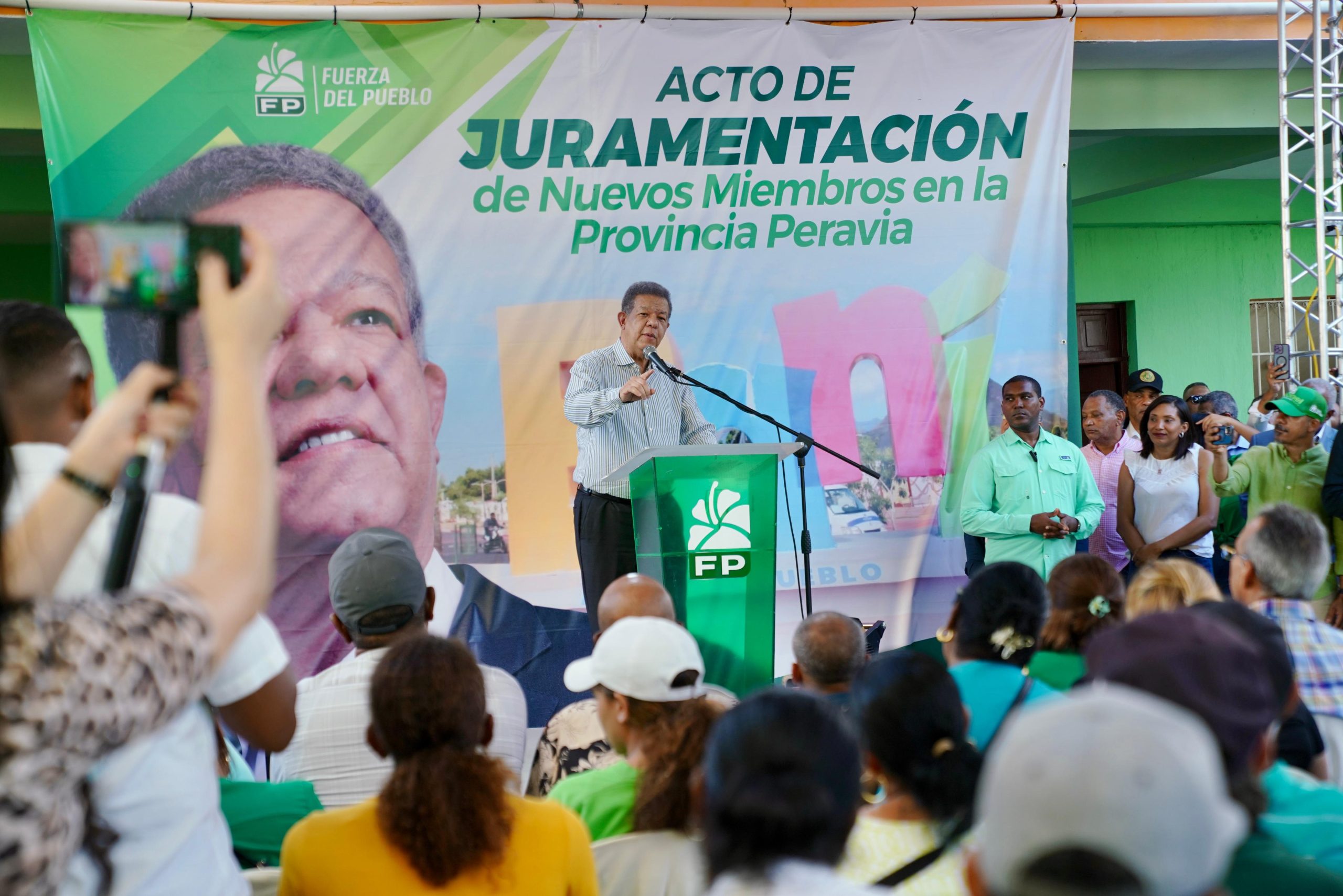 Leonel dice que circunvalaci&oacute;n de Ban&iacute; &ldquo;cost&oacute; tres veces m&aacute;s y es la mitad de lo que debi&oacute; ser&rdquo;