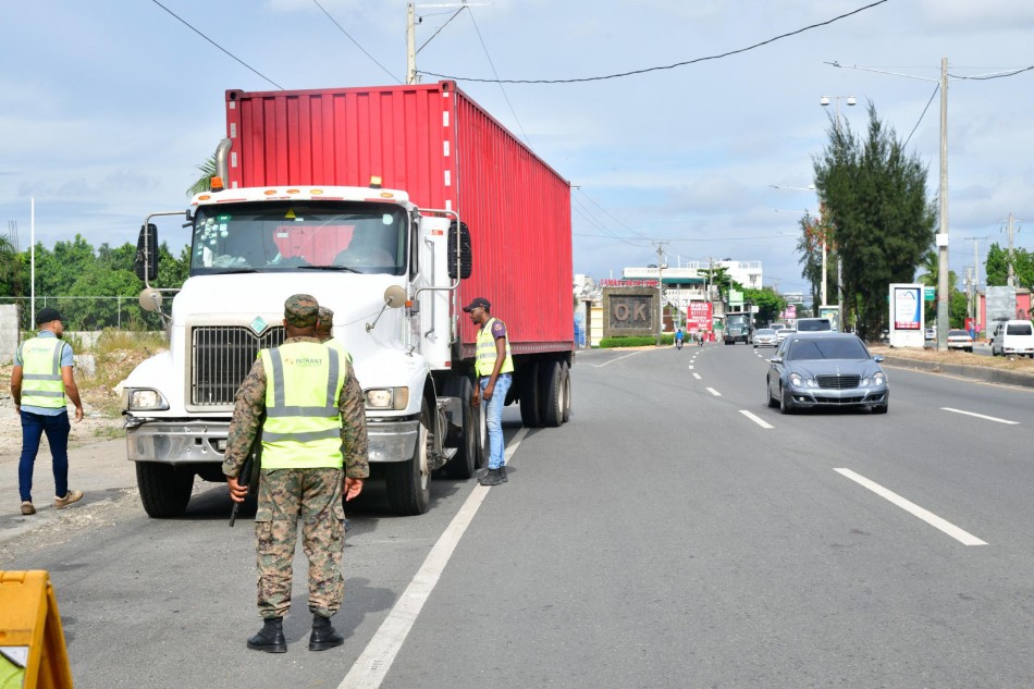 Intrant llama a transportistas de carga a circular por el carril derecho en autopistas y carreteras