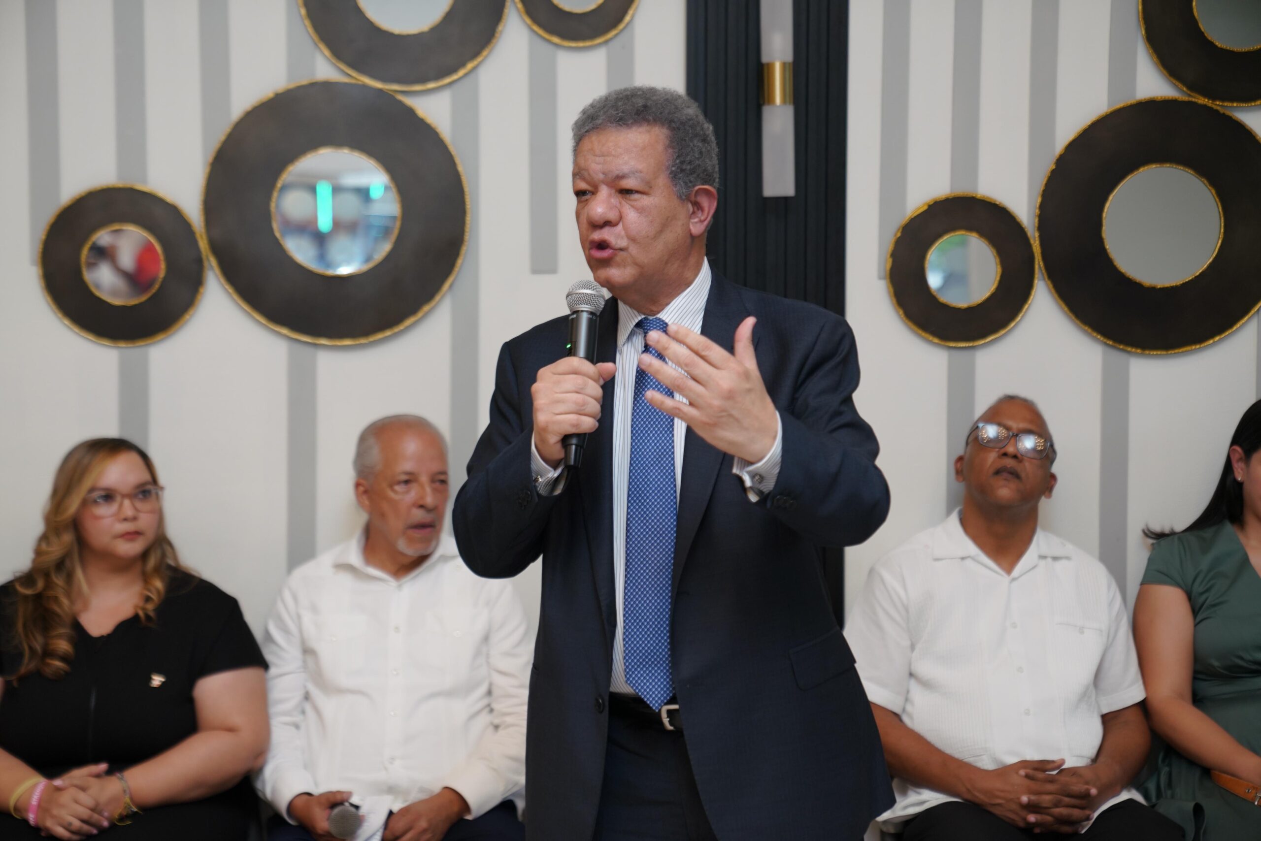 Leonel: &ldquo;Hoy vi una encuesta y Fuerza del Pueblo ya est&aacute; en primer lugar&rdquo;