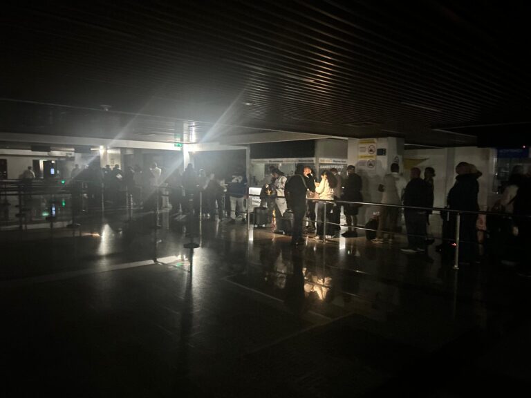 Apagones continuaron la madrugada de este lunes en el AILA
