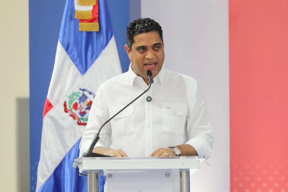 Gobierno entrega remodelado polideportivo ensanche Luper&oacute;n