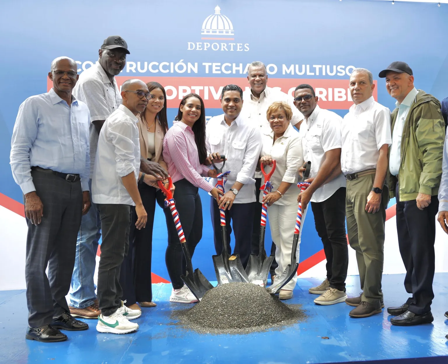 Ministro Kelvin Cruz inicia construcci&oacute;n Multiuso Club Los Caribe en Sabana Perdida