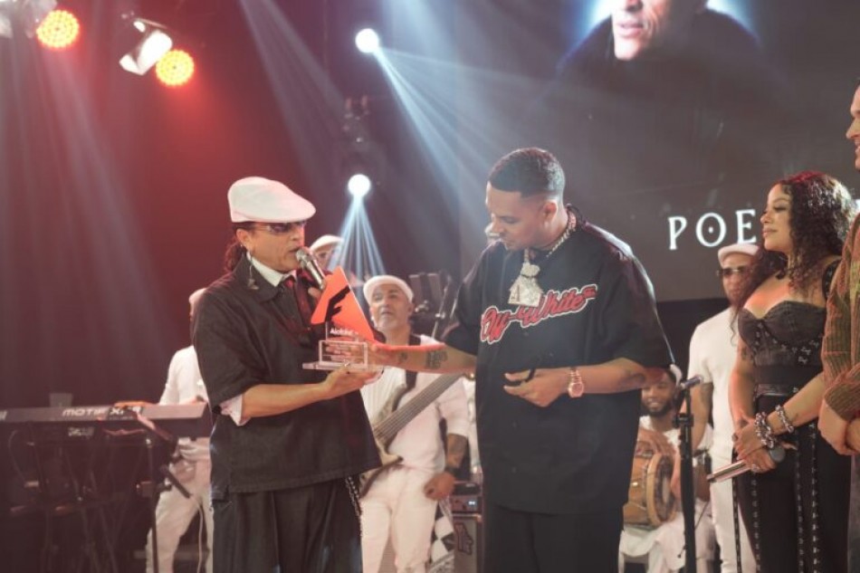 Alofoke Media Group reconoce a Elvis Crespo por su trayectoria y apoyo a la m&uacute;sica dominicana