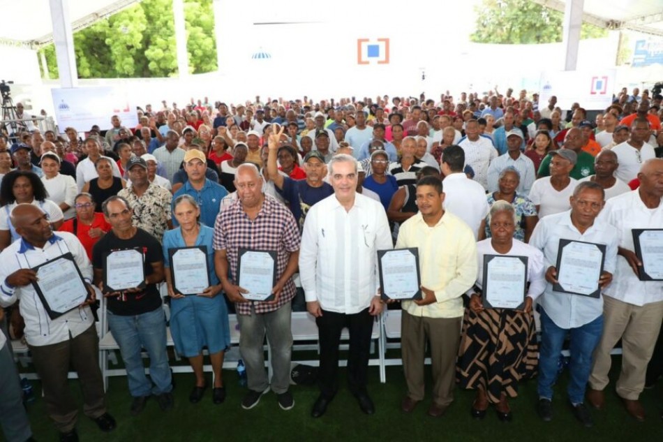 Presidente Abinader entrega 1,445 títulos de propiedad en San Cristóbal