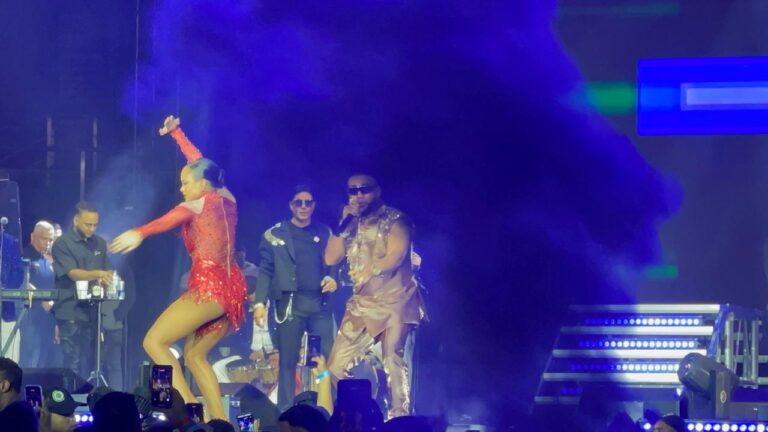 Elvis Mart&iacute;nez enciende la Gran Arena del Cibao junto a Raul&iacute;n Rodr&iacute;guez en la segunda noche de &ldquo;Mi Historia Musical&rdquo;