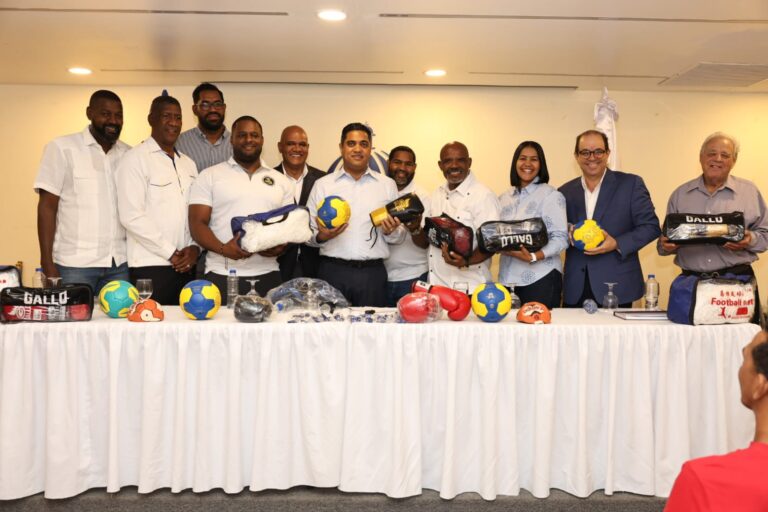 Ministro Kelvin Cruz entrega útiles balonmano y boxeo